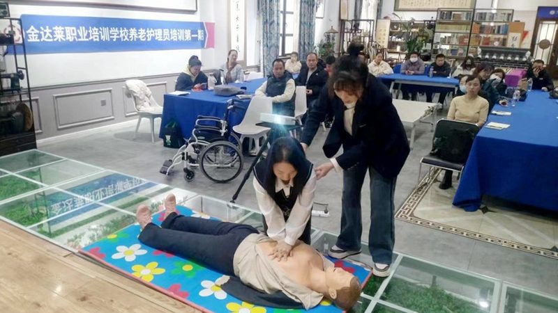 选择加盟养老公寓时，应关注加盟机构的综合实力，包括但不限于以下几点：