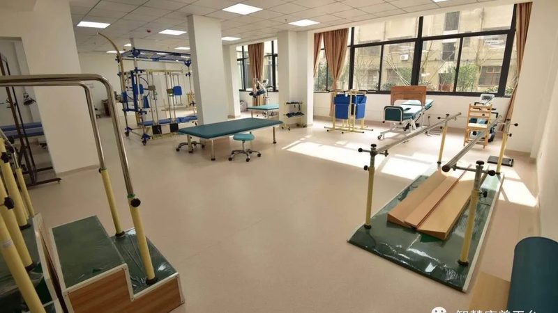 失能老人护理院对比养老院