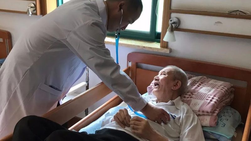 护理院床位的尺寸通常包括长、宽和高度。以下是一些常见的标准尺寸：